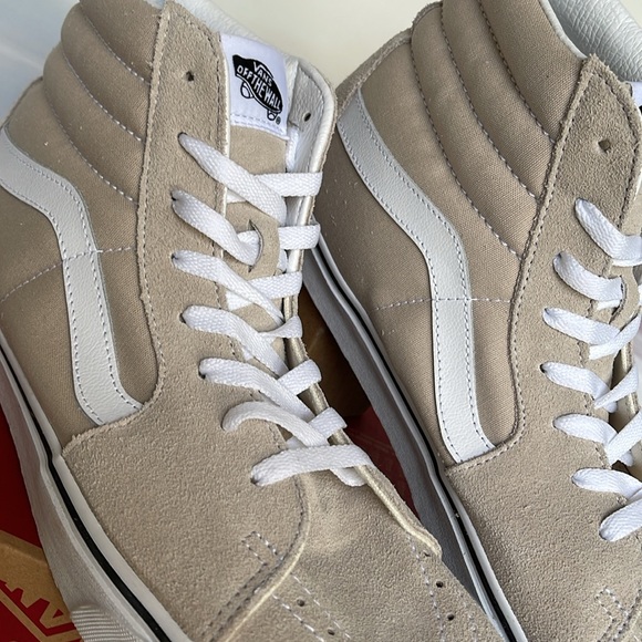 Vans Men’s Sk8-Hi
Color Theory French Oak
VN0005U9BLL
Sneakers - Picture 7 of 16